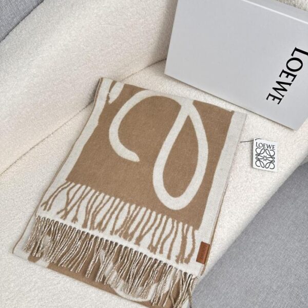 Il prodotto più alla moda di Loewe, la sciarpa lunga in cashmere double-face smarrita