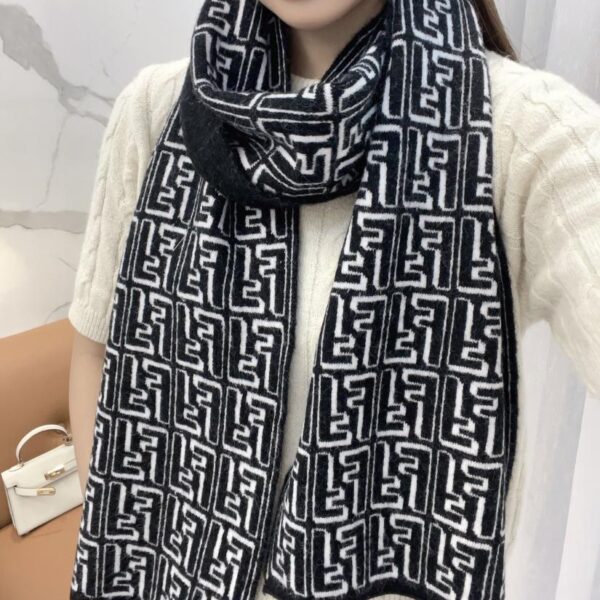 repliche,replica,perfette,siti di,affidabili,migliori siti,dove comprare,1:1,scarpe da ginnastica Sciarpa Fendi in cashmere sincronizzata genitore-figlio
