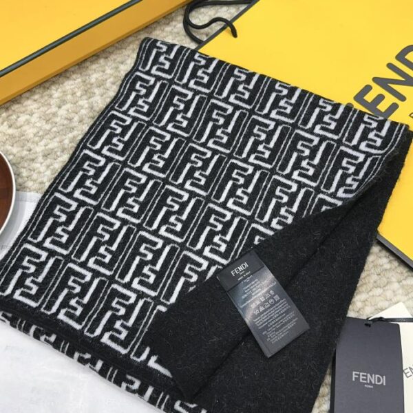 repliche,replica,perfette,siti di,affidabili,migliori siti,dove comprare,1:1,scarpe da ginnastica Sciarpa Fendi in cashmere sincronizzata genitore-figlio
