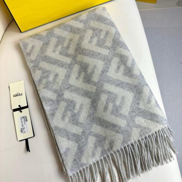 repliche,replica,perfette,siti di,affidabili,migliori siti,dove comprare,1:1,scarpe da ginnastica Sciarpa lunga FENDI in cashmere con frange