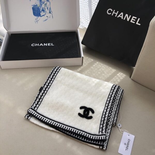 Sciarpa Chanel in cashmere ondulato bianco e nero lavorato all'uncinetto