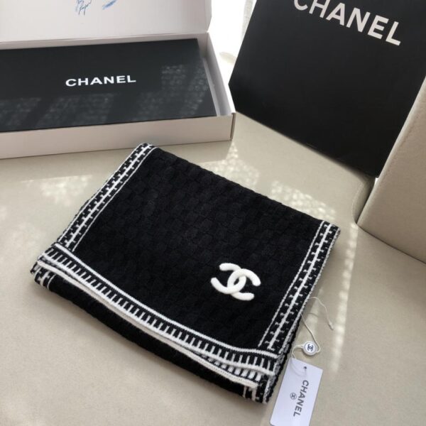 Sciarpa Chanel in cashmere ondulato bianco e nero lavorato all'uncinetto