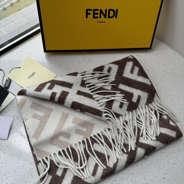 repliche,replica,perfette,siti di,affidabili,migliori siti,dove comprare,1:1,scarpe da ginnastica Sciarpa Fendi in cashmere double face sfumato presbite