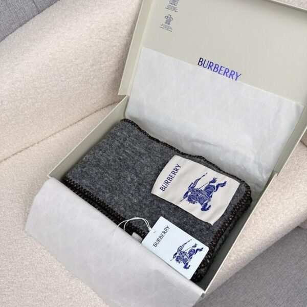 La nuova bellissima sciarpa floreale in mohair di Burberry