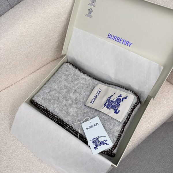 La nuova bellissima sciarpa floreale in mohair di Burberry