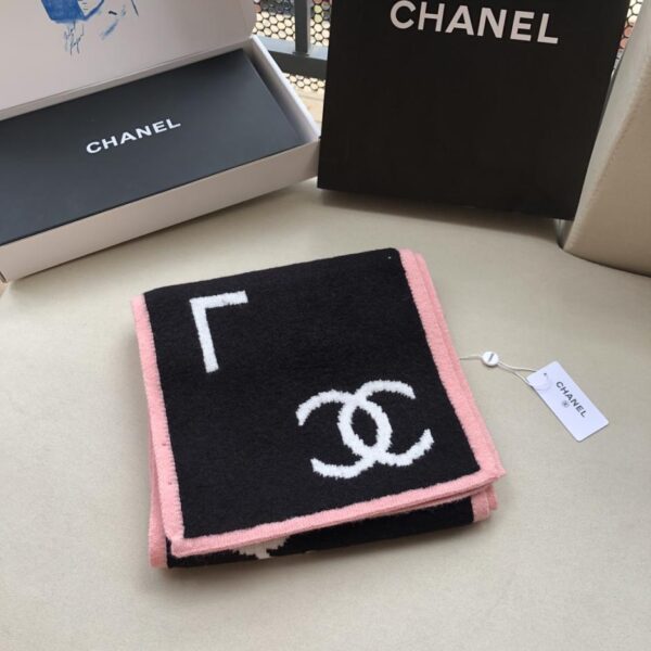 repliche,replica,perfette,siti di,affidabili,migliori siti,dove comprare,1:1,scarpe da ginnastica CHANEL La nuova sciarpa in maglia di cashmere double face di Chanel