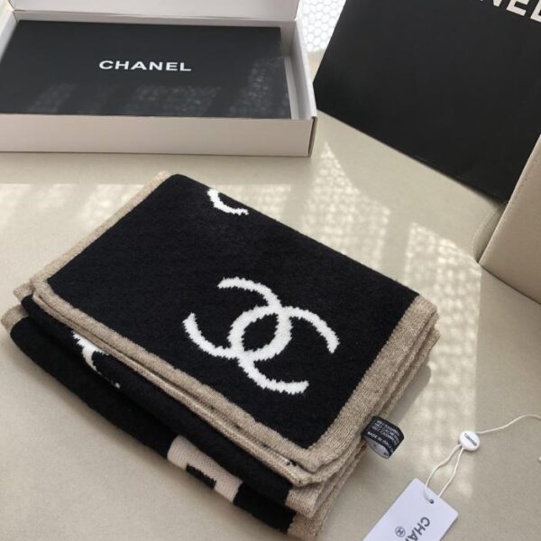 repliche,replica,perfette,siti di,affidabili,migliori siti,dove comprare,1:1,scarpe da ginnastica CHANEL La nuova sciarpa in maglia di cashmere double face di Chanel