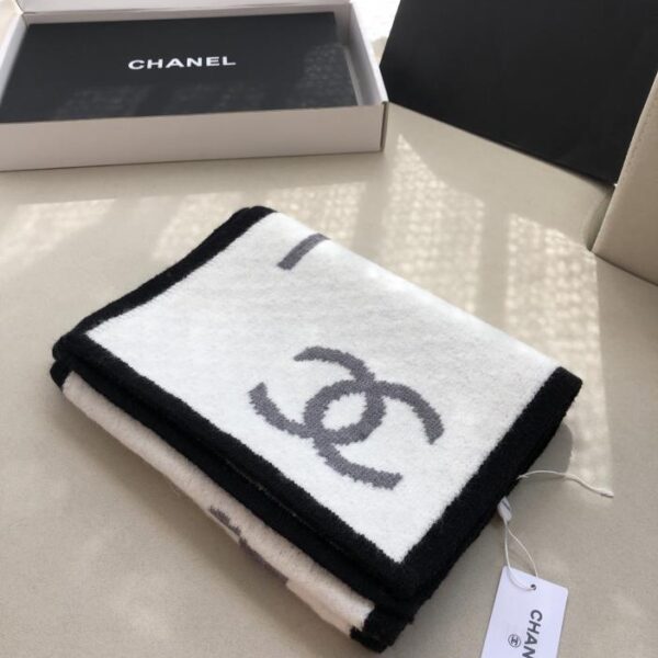 repliche,replica,perfette,siti di,affidabili,migliori siti,dove comprare,1:1,scarpe da ginnastica CHANEL La nuova sciarpa in maglia di cashmere double face di Chanel