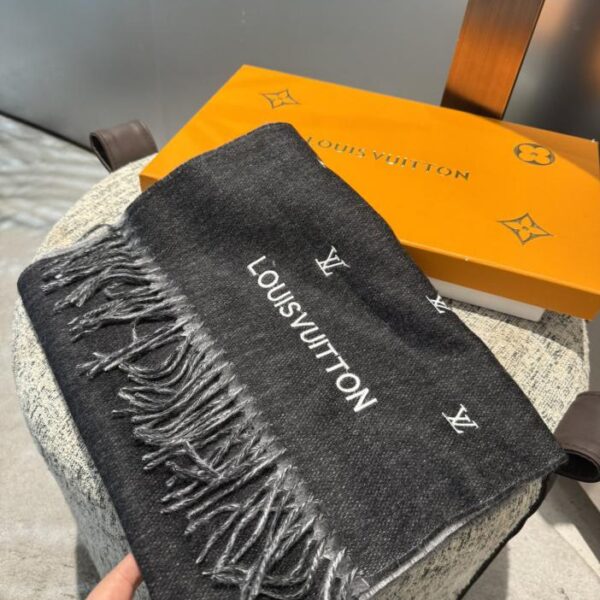 Nuova sciarpa AllAboutMonogram di LV