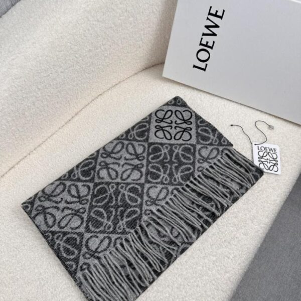 Sciarpa Loewe con logo Loewe ricamato a scacchiera