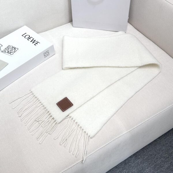 La nuova bellissima sciarpa in mohair di Loewe