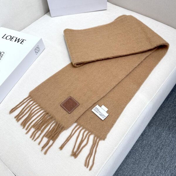 La nuova bellissima sciarpa in mohair di Loewe