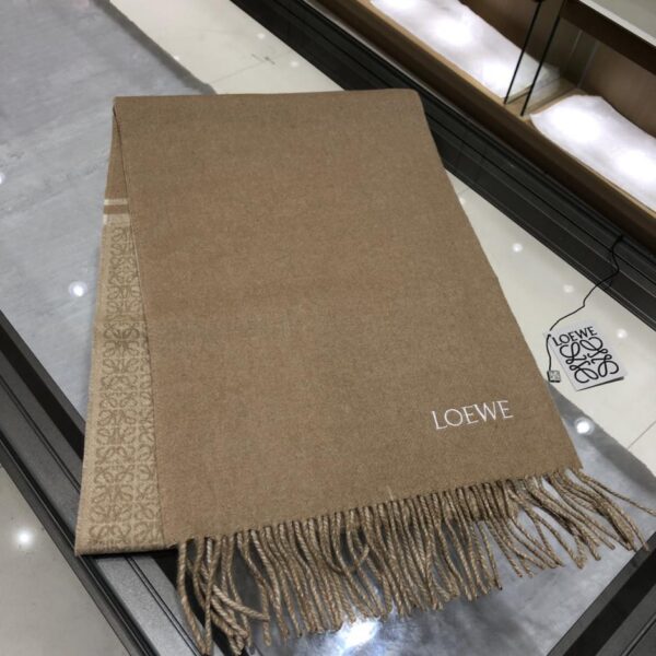 LOEWE contro la nuova sciarpa di fascia alta