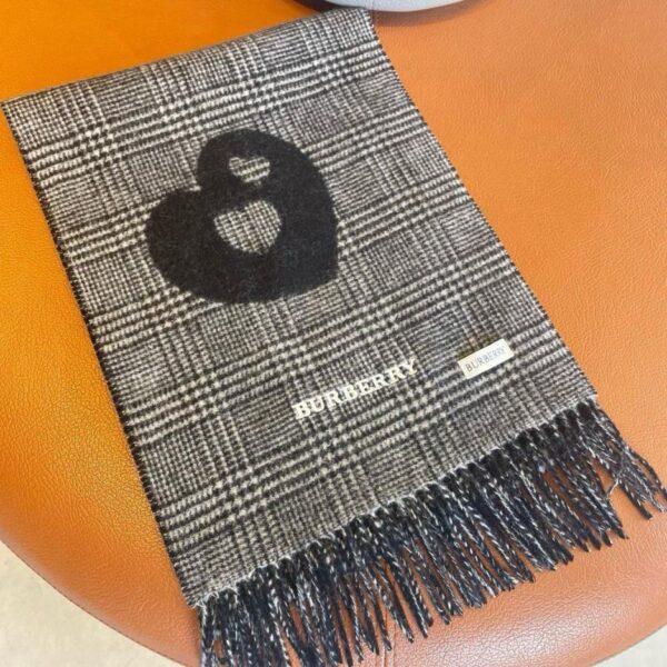 Scialle in cashmere con sciarpa jacquard double face Burberry