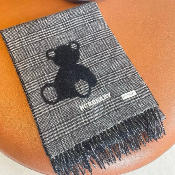 Scialle in cashmere con sciarpa jacquard double face Burberry