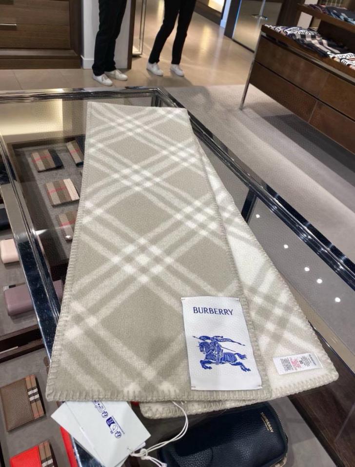 repliche,replica,perfette,siti di,affidabili,migliori siti,dove comprare,1:1,scarpe da ginnastica Sciarpa lunga Burberry Knight Check in cashmere ispessita e di alta qualità repliche,replica,perfette,siti di,affidabili,migliori siti,dove comprare,1:1,scarpe da ginnastica Sciarpa lunga Burberry Knight Check in cashmere ispessita e di alta qualità