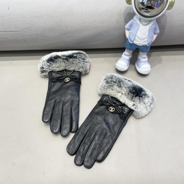 repliche,replica,perfette,siti di,affidabili,migliori siti,dove comprare,1:1,scarpe da ginnastica I nuovi guanti in pelle con risvolto in pelliccia di Louis Vuitton, guanti da moto alla moda