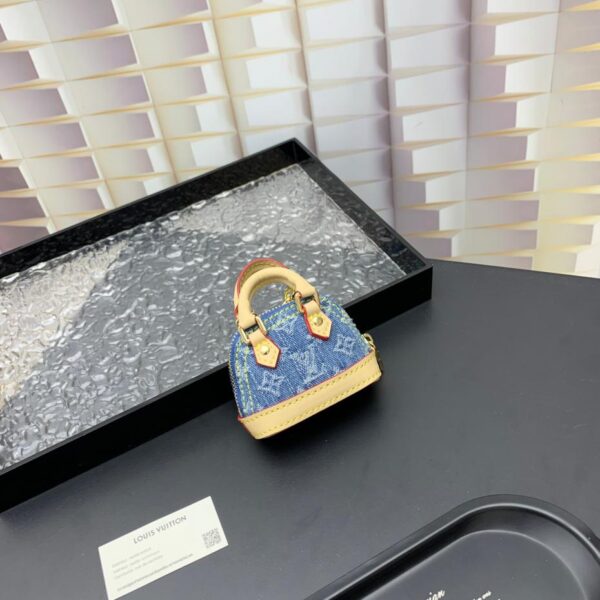 repliche,replica,perfette,siti di,affidabili,migliori siti,dove comprare,1:1,scarpe da ginnastica  M01706 ️Louis Vuitton lv mini ciondolo portachiavi borsa a conchiglia (4E13)