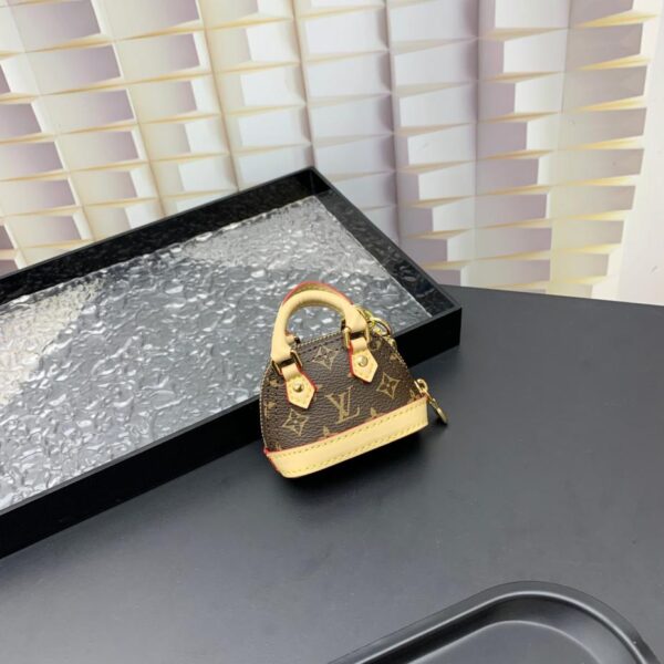 repliche,replica,perfette,siti di,affidabili,migliori siti,dove comprare,1:1,scarpe da ginnastica  M01706 ️Louis Vuitton mini borsa a conchiglia con ciondolo portachiavi (AA45)