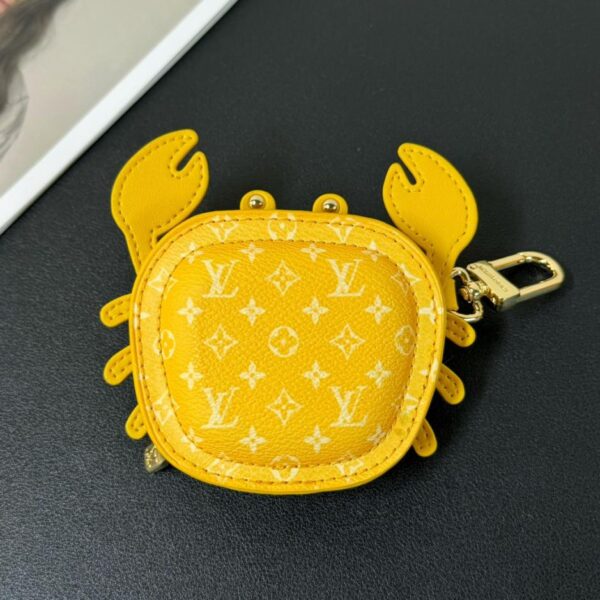repliche,replica,perfette,siti di,affidabili,migliori siti,dove comprare,1:1,scarpe da ginnastica Ciondolo portachiavi Louis Vuitton Little Crab per borsa per cuffie (7F56)