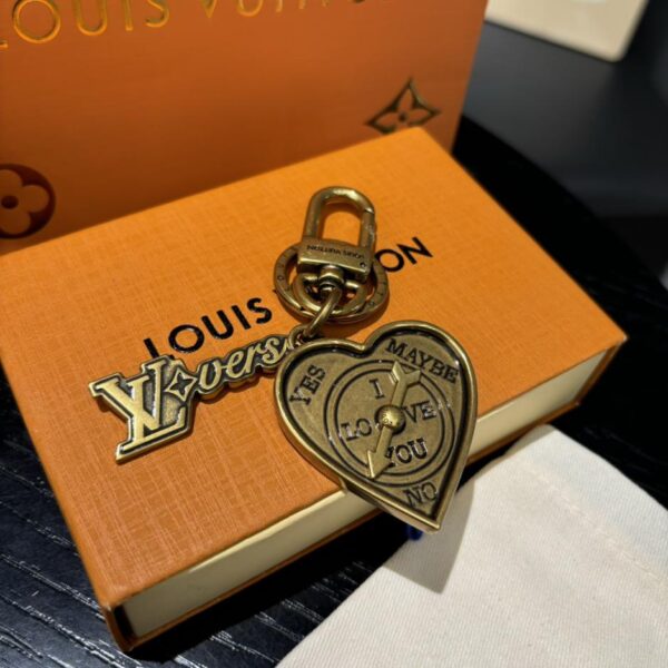 repliche,replica,perfette,siti di,affidabili,migliori siti,dove comprare,1:1,scarpe da ginnastica  Accessori borsa da uomo Louis Vuitton portachiavi decorativo a forma di cuore M0171