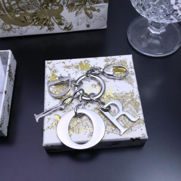 repliche,replica,perfette,siti di,affidabili,migliori siti,dove comprare,1:1,scarpe da ginnastica Ritornano i nuovi charm per borse Dior (BB9D)
