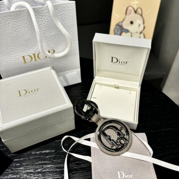 repliche,replica,perfette,siti di,affidabili,migliori siti,dove comprare,1:1,scarpe da ginnastica Il portachiavi Dior rende omaggio al classico logo CD Diamond