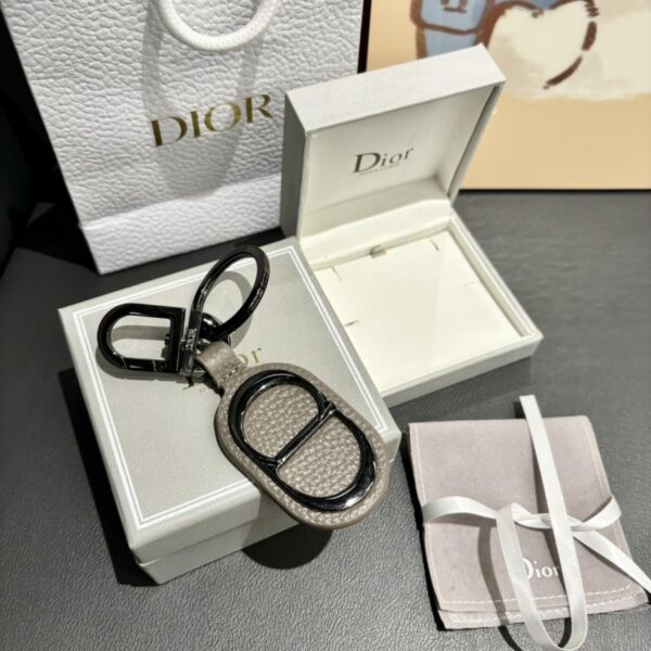 repliche,replica,perfette,siti di,affidabili,migliori siti,dove comprare,1:1,scarpe da ginnastica Il portachiavi Dior rende omaggio al classico logo CD Diamond