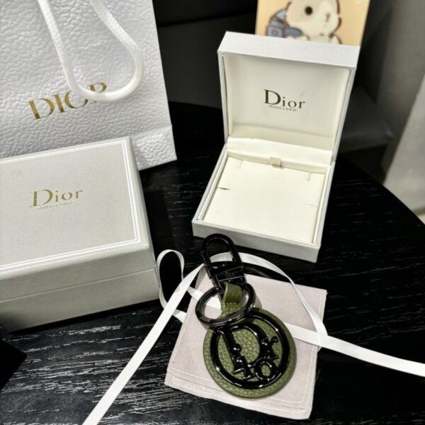 repliche,replica,perfette,siti di,affidabili,migliori siti,dove comprare,1:1,scarpe da ginnastica Il portachiavi Dior rende omaggio al classico logo CD Diamond