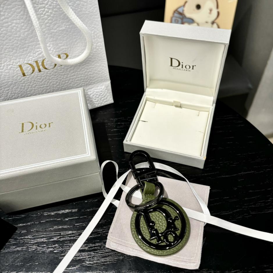 repliche,replica,perfette,siti di,affidabili,migliori siti,dove comprare,1:1,scarpe da ginnastica Il portachiavi Dior rende omaggio al classico logo CD Diamond repliche,replica,perfette,siti di,affidabili,migliori siti,dove comprare,1:1,scarpe da ginnastica Il portachiavi Dior rende omaggio al classico logo CD Diamond