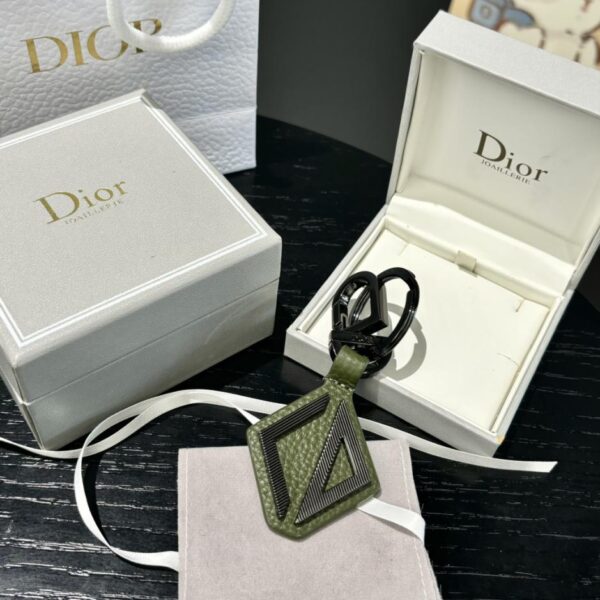 repliche,replica,perfette,siti di,affidabili,migliori siti,dove comprare,1:1,scarpe da ginnastica Il portachiavi Dior rende omaggio al classico logo CD Diamond