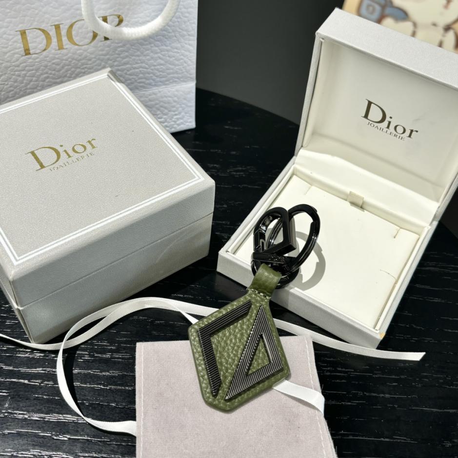 repliche,replica,perfette,siti di,affidabili,migliori siti,dove comprare,1:1,scarpe da ginnastica Il portachiavi Dior rende omaggio al classico logo CD Diamond repliche,replica,perfette,siti di,affidabili,migliori siti,dove comprare,1:1,scarpe da ginnastica Il portachiavi Dior rende omaggio al classico logo CD Diamond