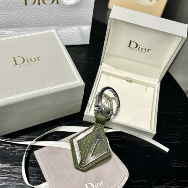 repliche,replica,perfette,siti di,affidabili,migliori siti,dove comprare,1:1,scarpe da ginnastica Il portachiavi Dior rende omaggio al classico logo CD Diamond