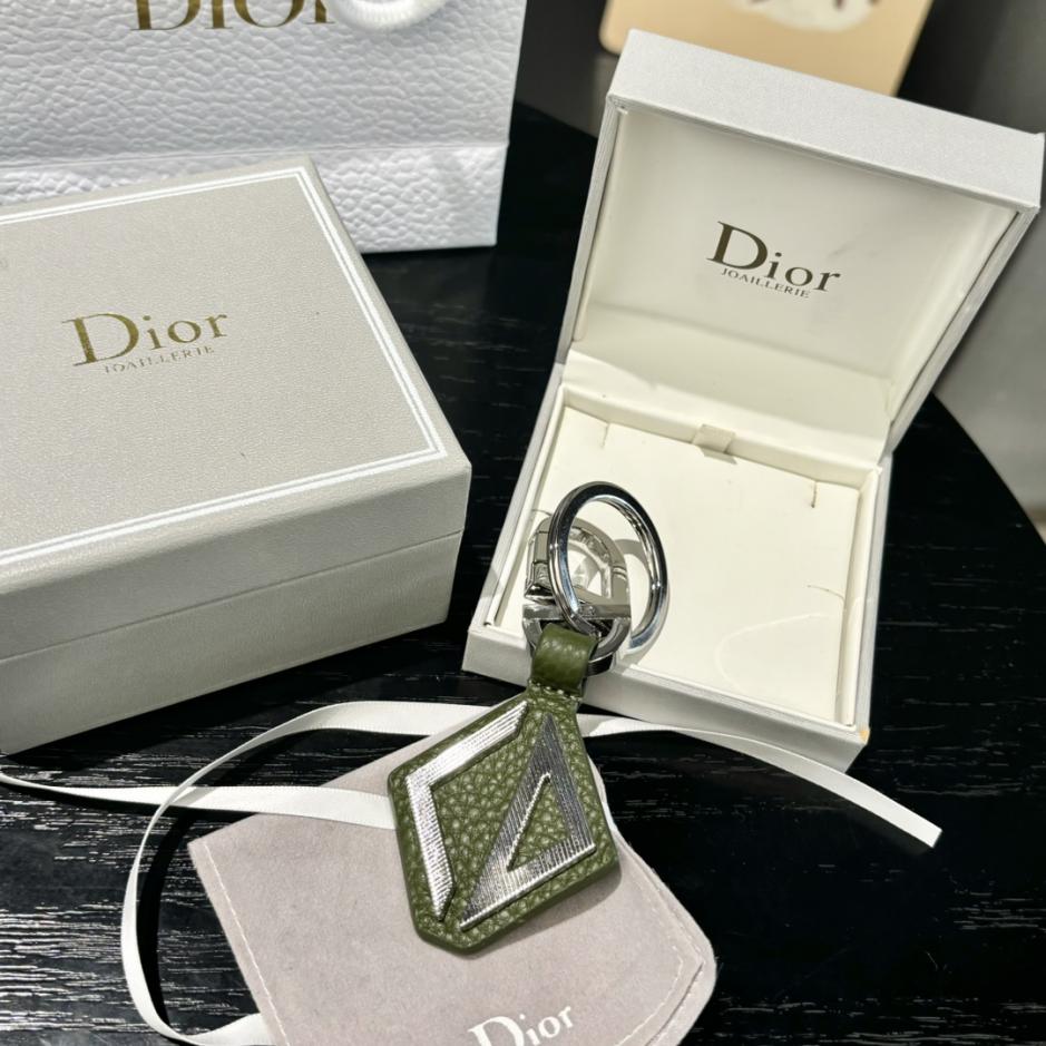 repliche,replica,perfette,siti di,affidabili,migliori siti,dove comprare,1:1,scarpe da ginnastica Il portachiavi Dior rende omaggio al classico logo CD Diamond repliche,replica,perfette,siti di,affidabili,migliori siti,dove comprare,1:1,scarpe da ginnastica Il portachiavi Dior rende omaggio al classico logo CD Diamond