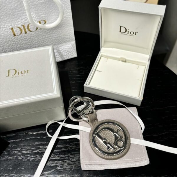 repliche,replica,perfette,siti di,affidabili,migliori siti,dove comprare,1:1,scarpe da ginnastica Il portachiavi Dior rende omaggio al classico logo CD Diamond