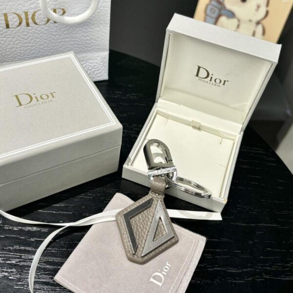 repliche,replica,perfette,siti di,affidabili,migliori siti,dove comprare,1:1,scarpe da ginnastica Il portachiavi Dior rende omaggio al classico logo CD Diamond