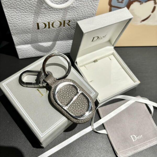 repliche,replica,perfette,siti di,affidabili,migliori siti,dove comprare,1:1,scarpe da ginnastica Il portachiavi Dior rende omaggio al classico logo CD Diamond