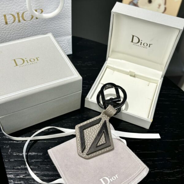 repliche,replica,perfette,siti di,affidabili,migliori siti,dove comprare,1:1,scarpe da ginnastica Il portachiavi Dior rende omaggio al classico logo CD Diamond