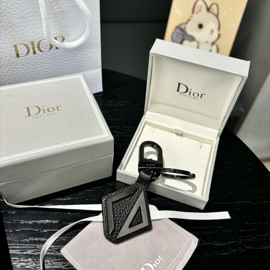 repliche,replica,perfette,siti di,affidabili,migliori siti,dove comprare,1:1,scarpe da ginnastica Il portachiavi Dior rende omaggio al classico logo CD Diamond repliche,replica,perfette,siti di,affidabili,migliori siti,dove comprare,1:1,scarpe da ginnastica Il portachiavi Dior rende omaggio al classico logo CD Diamond