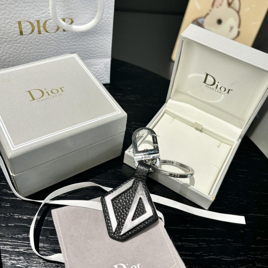 repliche,replica,perfette,siti di,affidabili,migliori siti,dove comprare,1:1,scarpe da ginnastica Il portachiavi Dior rende omaggio al classico logo CD Diamond repliche,replica,perfette,siti di,affidabili,migliori siti,dove comprare,1:1,scarpe da ginnastica Il portachiavi Dior rende omaggio al classico logo CD Diamond