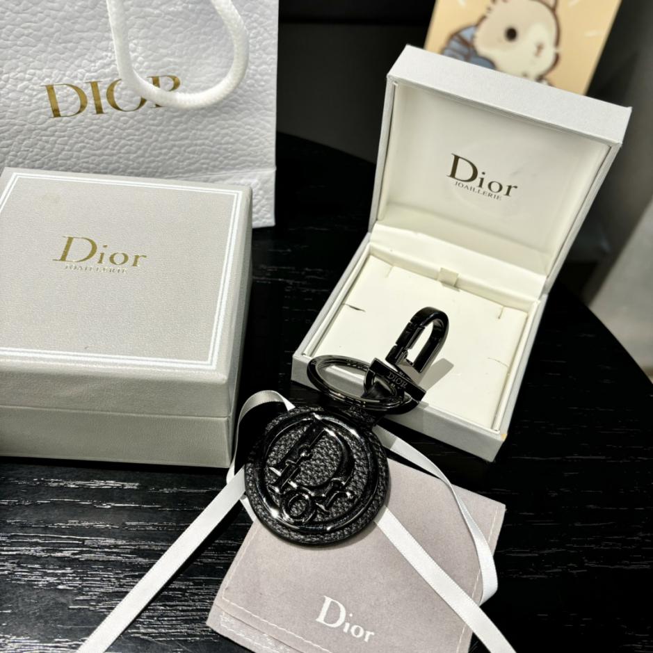 repliche,replica,perfette,siti di,affidabili,migliori siti,dove comprare,1:1,scarpe da ginnastica Il portachiavi Dior rende omaggio al classico logo CD Diamond repliche,replica,perfette,siti di,affidabili,migliori siti,dove comprare,1:1,scarpe da ginnastica Il portachiavi Dior rende omaggio al classico logo CD Diamond