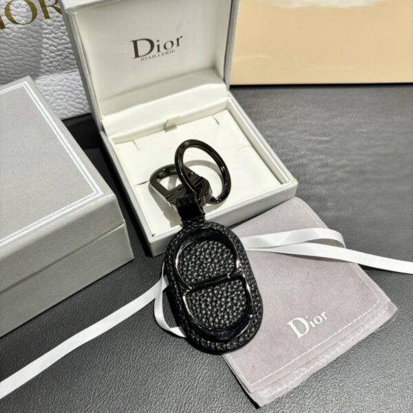 repliche,replica,perfette,siti di,affidabili,migliori siti,dove comprare,1:1,scarpe da ginnastica Il portachiavi Dior rende omaggio al classico logo CD Diamond