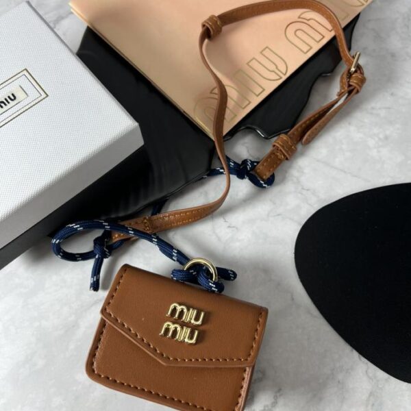 repliche,replica,perfette,siti di,affidabili,migliori siti,dove comprare,1:1,scarpe da ginnastica MiuMiu Borsa Miu Miu con catena (22F3)