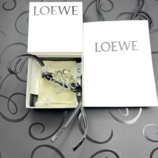 repliche,replica,perfette,siti di,affidabili,migliori siti,dove comprare,1:1,scarpe da ginnastica Ciondolo da borsa Loewe Classic Line in argento con fiori (860A)