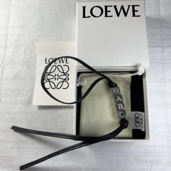Ciondolo con lettera Loewe (DD08)