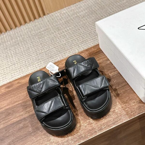 repliche,replica,perfette,siti di,affidabili,migliori siti,dove comprare,1:1,scarpe da ginnastica [Versione top] Prada sandali con due cinturini in velcro con suola spessa (C2B3)