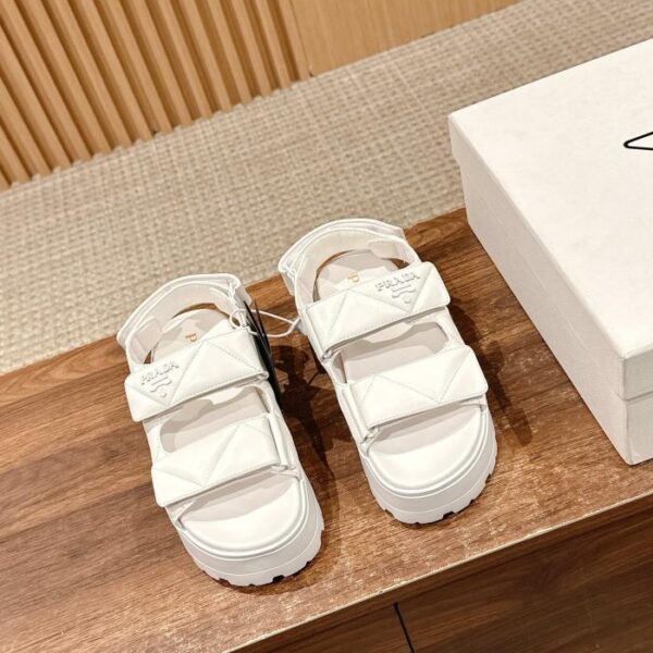 repliche,replica,perfette,siti di,affidabili,migliori siti,dove comprare,1:1,scarpe da ginnastica [Versione top] Prada sandali con due cinturini in velcro con suola spessa (A2A7)