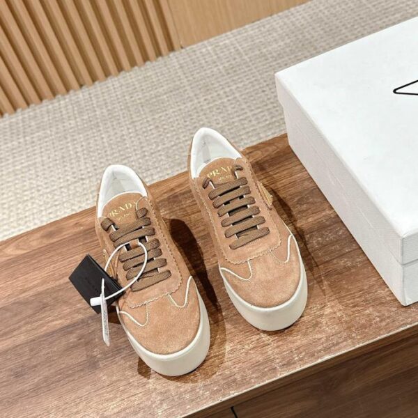 repliche,replica,perfette,siti di,affidabili,migliori siti,dove comprare,1:1,scarpe da ginnastica [Versione top] Prada primavera e l’estate nuovo logo triangolare scarpe bianche con la suola spessa scarpe casual in pelle scamosciata e cuciture in pelle liscia colori a contrasto