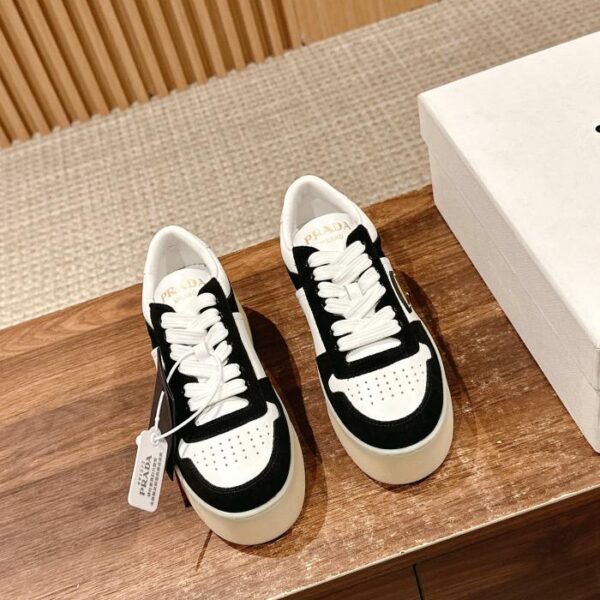 repliche,replica,perfette,siti di,affidabili,migliori siti,dove comprare,1:1,scarpe da ginnastica [Versione top] Prada primavera e l’estate nuovo logo triangolare scarpe bianche con la suola spessa scarpe casual in pelle scamosciata e cuciture in pelle liscia (265B)