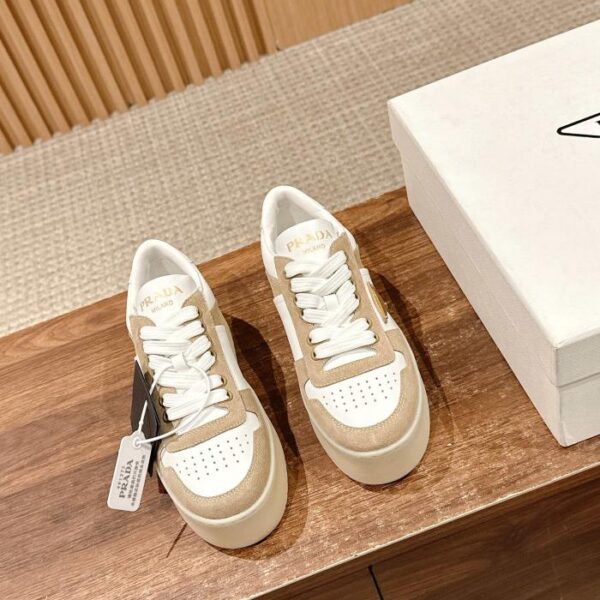 repliche,replica,perfette,siti di,affidabili,migliori siti,dove comprare,1:1,scarpe da ginnastica [Versione top] Prada primavera e l’estate nuovo logo triangolare scarpe bianche con la suola spessa scarpe casual in pelle scamosciata e cuciture in pelle liscia (431C)
